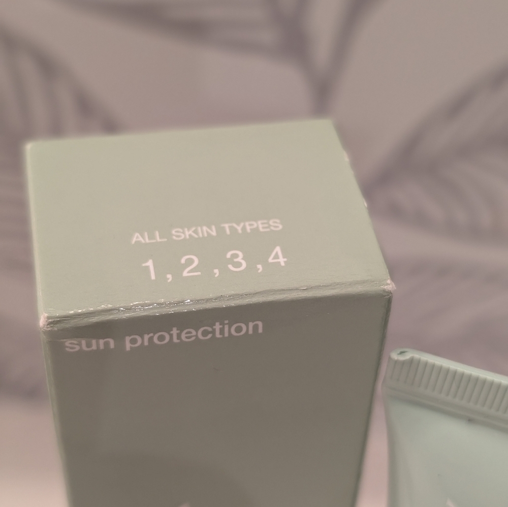 Clinique City Block Sheer SPF 25 Full Size NWT - Picture 3 of 5